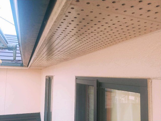 各務原市で外壁塗装前に壁と軒天の継ぎ目にコーキングガンでシーリング材を打ちました